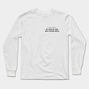 Em terra de cego, meia palavra basta - Brazilian classic proverb revisited Long Sleeve T-Shirt